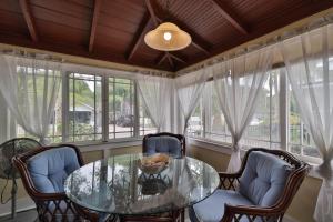 Χώρος καθιστικού στο Vintage Coastal Retreat 2Br Home Near Flagler Ave Beach