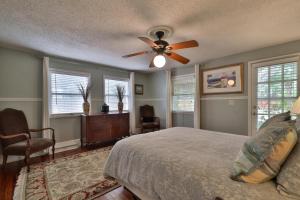 Ένα ή περισσότερα κρεβάτια σε δωμάτιο στο Vintage Coastal Retreat 2Br Home Near Flagler Ave Beach