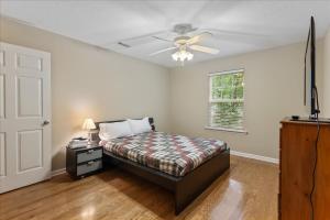 een slaapkamer met een bed en een plafondventilator bij 5BR Estate on 7 Acres with Private Pond in North Augusta
