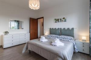 Postel nebo postele na pokoji v ubytování The Sunset Rhome Elegant Suite with Wifi AC + 17 fotografií