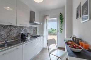 Kuchyň nebo kuchyňský kout v ubytování The Sunset Rhome Elegant Suite with Wifi AC