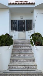 un escalier en face d'un bâtiment dans l'établissement Casa do Vale, à Portimão