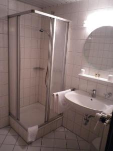 Stadthotel Oldenburg في أولدنبورغ: حمام مع دش ومغسلة
