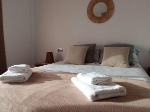 a bedroom with a bed with towels on it at Apartamento Plaza de la Iglesia in Deltebre