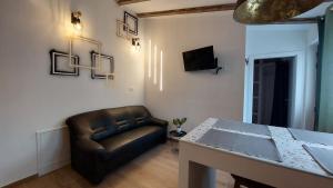 TV a/nebo společenská místnost v ubytování Apartments with a parking space Jelsa, Hvar - 5703