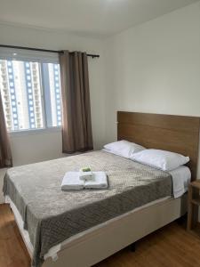 ein Schlafzimmer mit einem Bett und einem Tablett darauf in der Unterkunft Apartamento em São Paulo in São Paulo