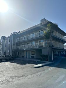 ein großes Gebäude mit einer Palme davor in der Unterkunft Motel Santa Cruz in Santa Cruz