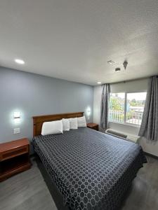 a bedroom with a bed and a large window at Motel Santa Cruz in Santa Cruz