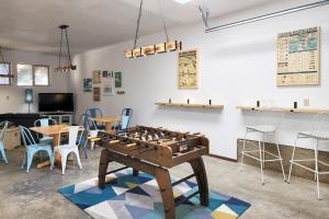 una habitación con mesa de futbolín, mesas y sillas en Alsea Shores! Dog Friendly and Hot Tub!, en Waldport