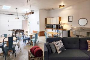 Una sala de estar con un sofá, una mesa y sillas. en Alsea Shores! Dog Friendly and Hot Tub!, en Waldport