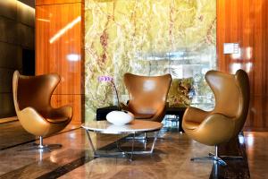 three chairs and a table with a vase on it at Oracle 2 1907 in Gold Coast