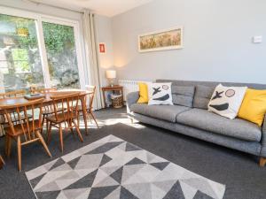 een woonkamer met een bank en een tafel bij 8 Rosewall Cottages in St Ives