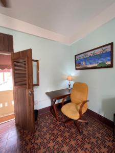 Fresh Tropical Colonial Style Walk-Up- Rooftop Terrace- Beach View في سان خوان: غرفة بها مكتب وكرسي وطاولة