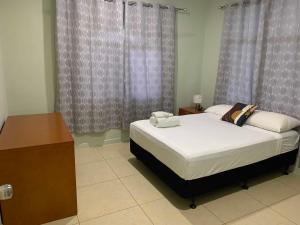 Letto o letti in una camera di Alec's Hotel
