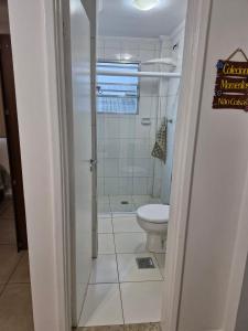 a small bathroom with a toilet and a shower at SALA LIVING NA QUADRA DA PRAIA in Santos