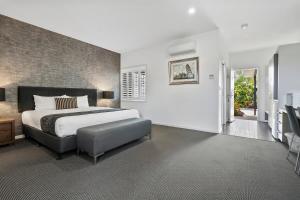 um quarto com uma cama grande e uma televisão em Quality Resort Parkhurst em Rockhampton