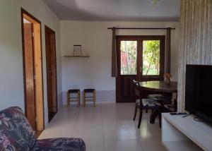 Televisyen dan/atau pusat hiburan di Casa em meio a natureza e próxima a praia