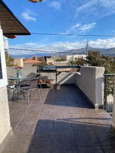 a patio with a table and chairs and a view at Departamento vista de montaña in Las Heras