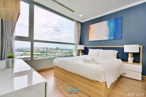 1 dormitorio con cama grande y ventana grande en Sens House Saigon - Vinhomes Central Park en Ho Chi Minh