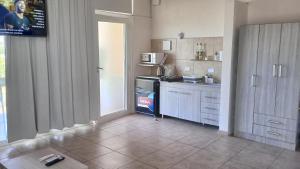 eine Küche mit Spüle und Herd oberen Backofen in der Unterkunft Las Acacias suites in San Lorenzo