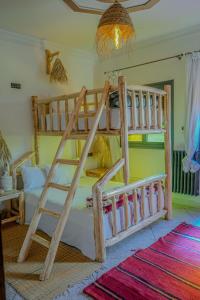 1 dormitorio con 2 literas en una habitación en Hotel Safari Week-end, en Midelt