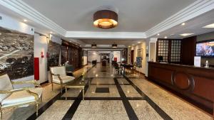a hallway with a lobby with chairs and a table at Apartamento no Home Green Home - Vista para a montanha in Campos do Jordão +33 photos