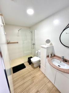 een badkamer met een toilet, een wastafel en een douche bij Fantástica Casa Rural en Castrillo Mota de Judíos in Burgos
