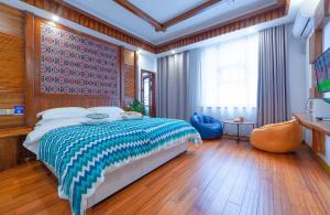 1 dormitorio con cama y ventana grande en Easy House en Zhangjiajie