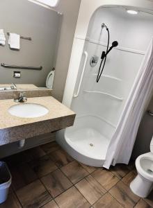 y baño con ducha, lavabo y aseo. en Motel 6-Holbrook, AZ en Holbrook
