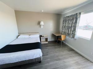 Un pat sau paturi într-o cameră la Motel 6-Holbrook, AZ