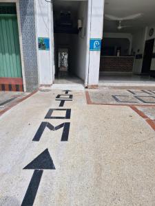 un groupe de flèches peintes au sol d'un bâtiment dans l'établissement HOTEL COLONIAL, à Barrancabermeja