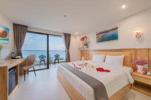 Postel nebo postele na pokoji v ubytování Bluebay Hotel