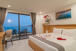Postel nebo postele na pokoji v ubytování Bluebay Hotel