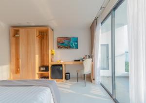 Postel nebo postele na pokoji v ubytování Bluebay Hotel