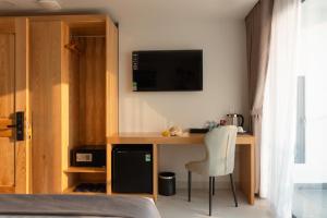 TV a/nebo společenská místnost v ubytování Bluebay Hotel
