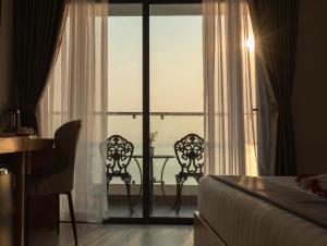 Postel nebo postele na pokoji v ubytování Bluebay Hotel