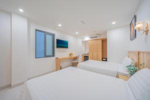 Postel nebo postele na pokoji v ubytování Bluebay Hotel