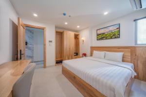Postel nebo postele na pokoji v ubytování Bluebay Hotel