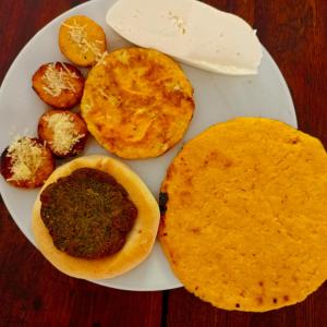 un plato blanco con algo de comida en una mesa en AZULEJO, en Jericó