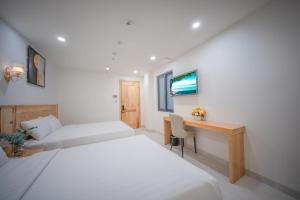 Postel nebo postele na pokoji v ubytování Bluebay Hotel