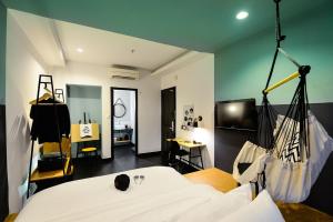 een kamer met een bed en een tv. bij The Hammock Hotel Ben Thanh in Ho Chi Minh-stad