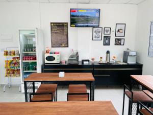 a restaurant with a table and a tv on the wall at FlyNow Studios - Aeroporto Sp Expo Metrô in Sao Paulo