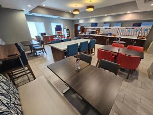 A restaurant or other place to eat at Holiday Inn Express Hotel & Suites Cincinnati-Blue Ash, an IHG Hotel