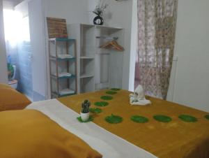 GoyaveにあるBeauty Paradies Maison individuelle avec jacuzziのベッドルーム1室(花の飾られたベッド1台付)