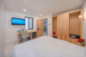 Postel nebo postele na pokoji v ubytování Bluebay Hotel
