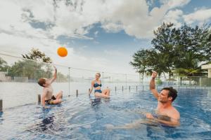 een groep mensen die in een zwembad spelen bij Pullman Danang Beach Resort in Da Nang