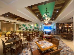 Boracay Tropics Resort Hotel tesisinde bir restoran veya yemek mekanı