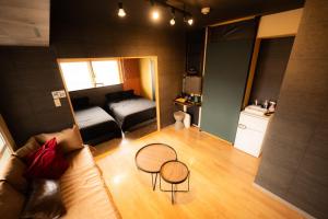een woonkamer met een bank en een tafel bij Sapporo Bios Kan 522 - Vacation STAY 10918 in Sapporo