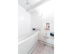 een witte badkamer met een bad en een wastafel bij Sapporo Bios Kan 522 - Vacation STAY 10918 in Sapporo