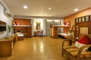 بيت ويسترن بوراكاي تروبيكس في بوراكاي: غرفة معيشة مع غرفة مع سرير بطابقين